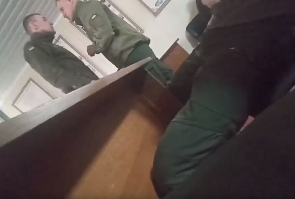 В Ивано-Франковске офицер избил срочника: начата проверка (видео) В Ивано-Франковске офицер избил срочника: начата проверка (видео)