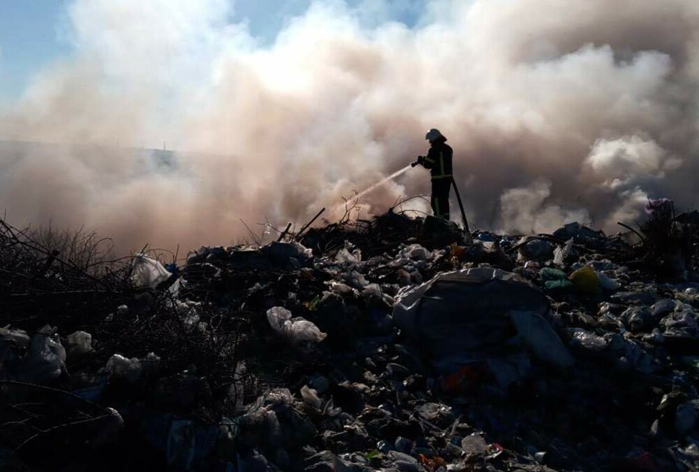 Горит уже несколько часов: в Днепропетровской области вспыхнула свалка