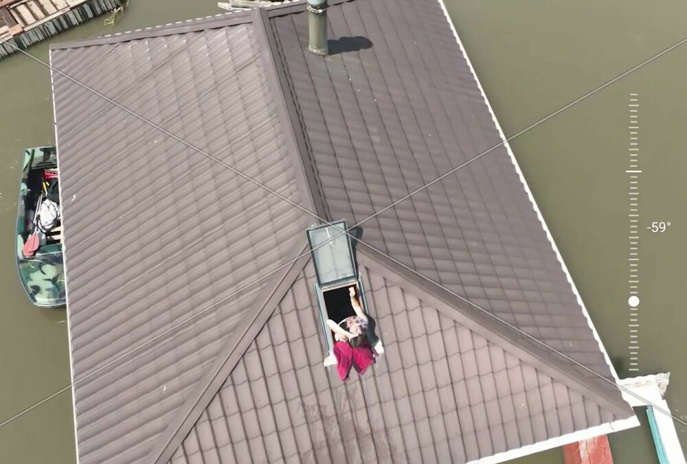 Мальчик, которому скинули воду на крышу затопленного дома, встретился с оператором дрона: фото, видео