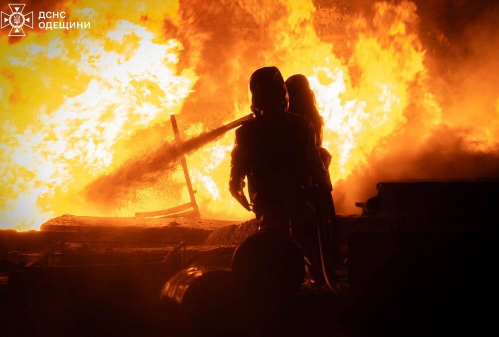 Из-за атаки дронов в Одесской области вспыхнул масштабный пожар