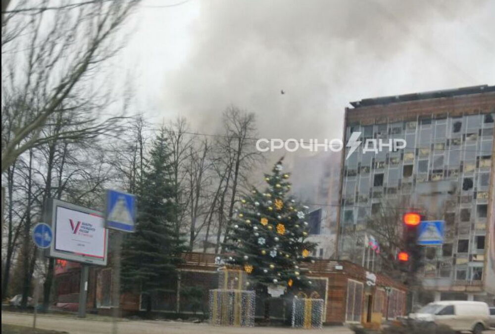 В центре Донецка горит корпус университета, где могли базироваться оккупанты: видео