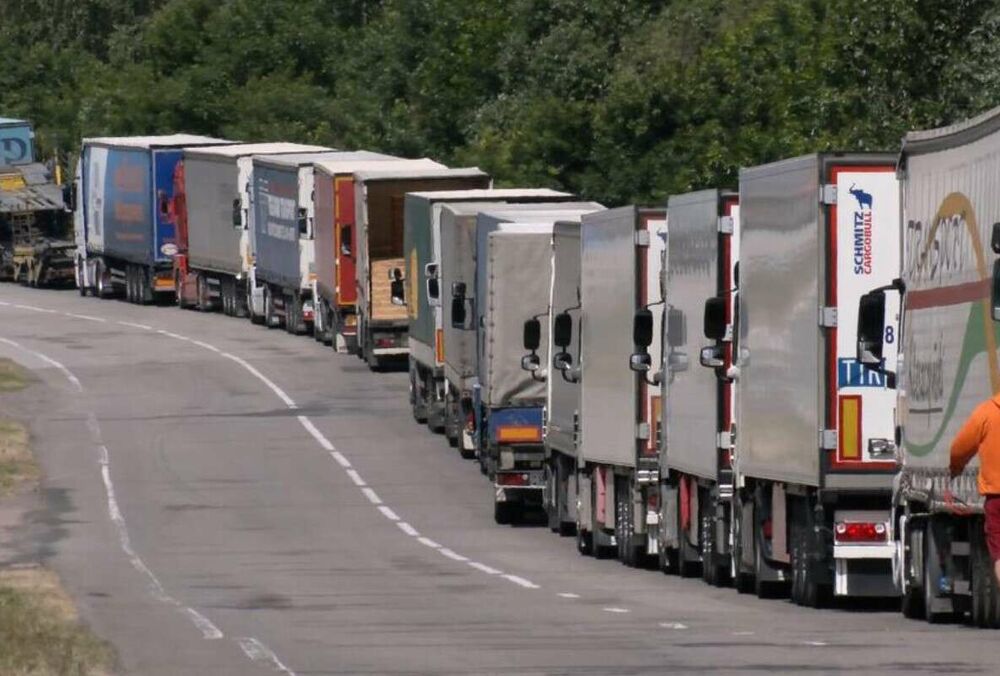 Через страйк польських перевізників на кордоні застрягли сотні вантажівок