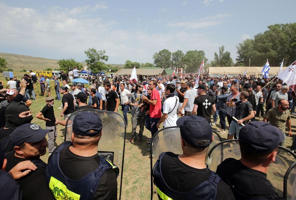 Скандал в Грузии: пророссийские радикалы сорвали ЛГБТ-фестиваль, полиция бездействовала 