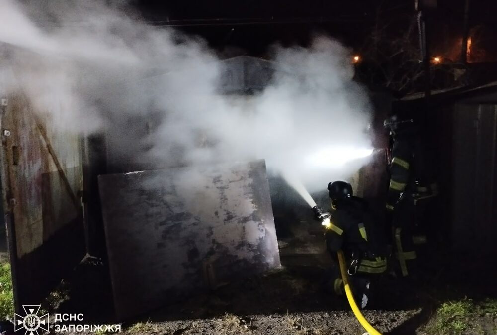 В Запорожье спасатели ликвидировали последствия ночных обстрелов: фото