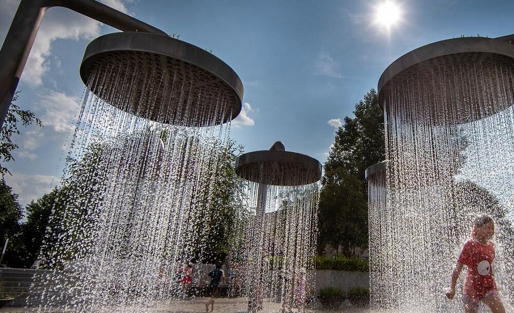 Европу накрыла рекордная жара: люди на улицах теряют сознание 