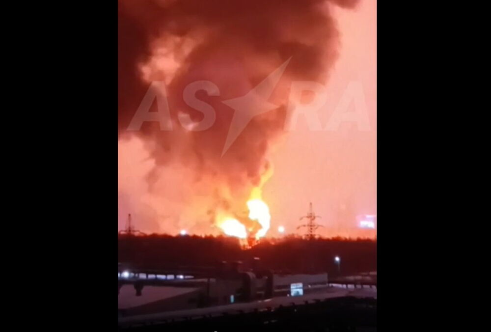 Три цистерны с топливом горят в Казани после атаки БПЛА: видео