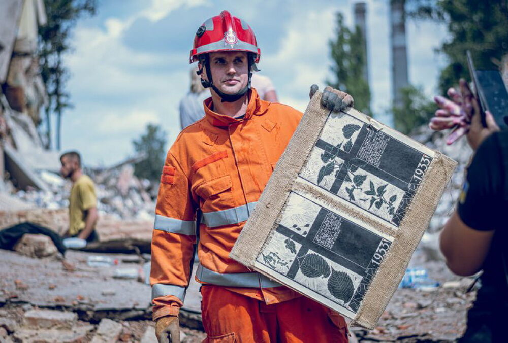 На Сумщині врятували унікальні гравюри, які опинилися під завалами після ракетного удару