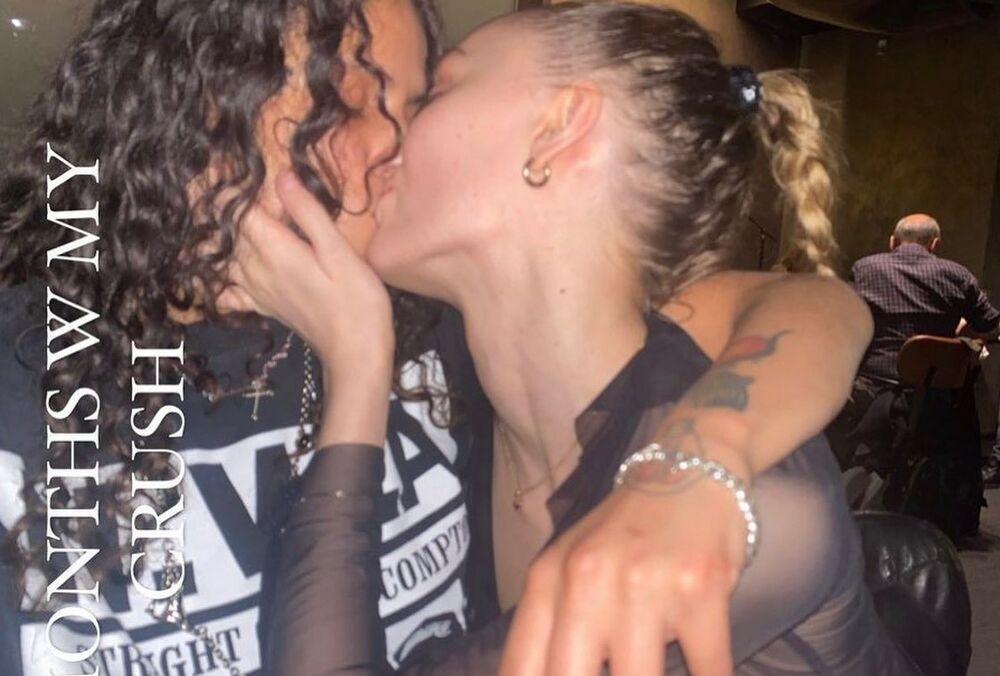 Дочь Джонни Деппа заметили за страстными поцелуями с девушкой в аэропорту