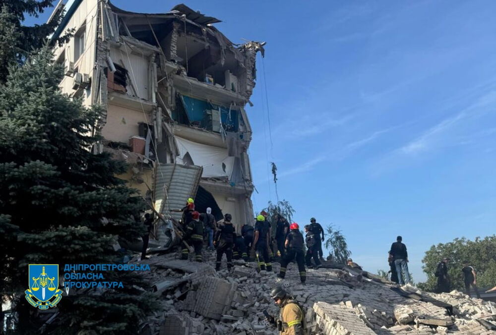 Появились первые кадры с места ракетного удара по Кривому Рогу Появились первые кадры с места ракетного удара по Кривому Рогу