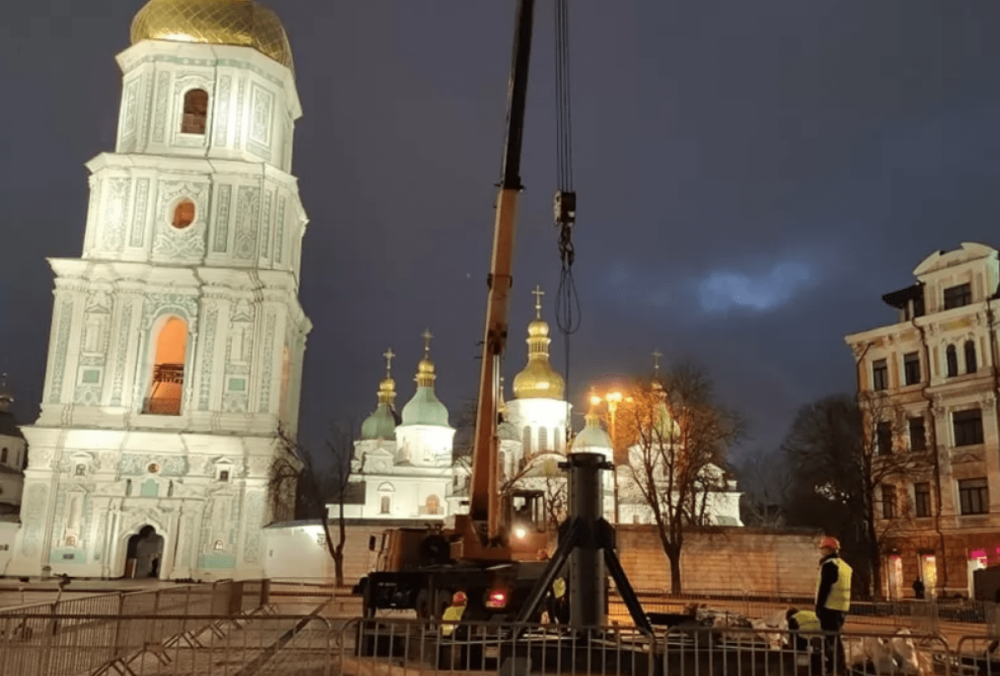 В Киеве начали устанавливать главную елку страны