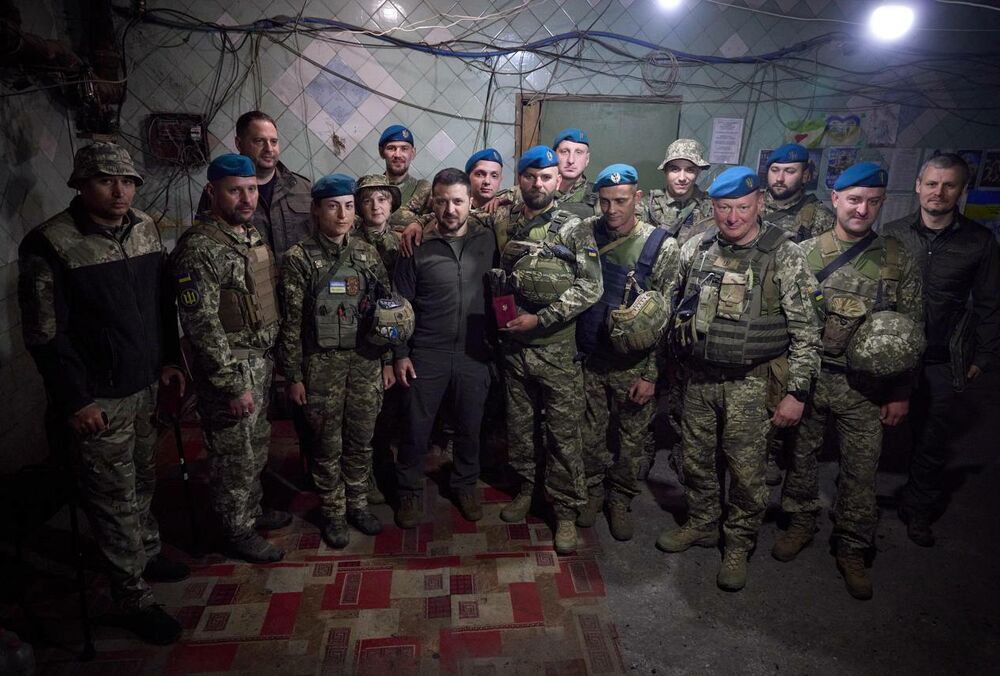 Зеленский приехал на фронт поздравить морских пехотинцев: фото Зеленский приехал на фронт поздравить морских пехотинцев: фото