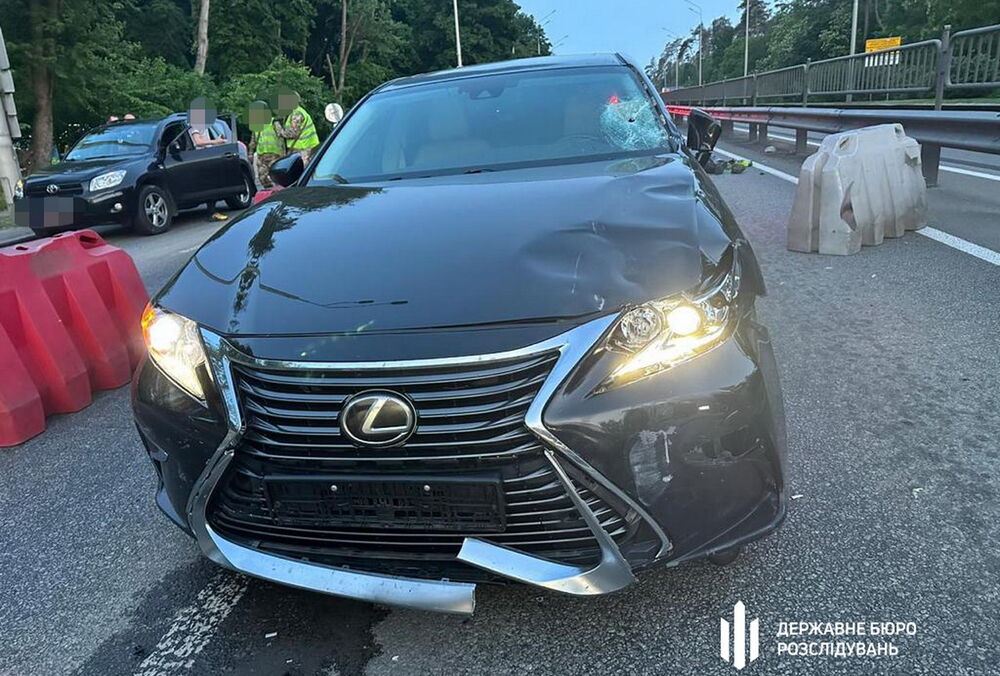 У Києві на блокпосту п'яний суддя на смерть збив військовослужбовця: фото, відео