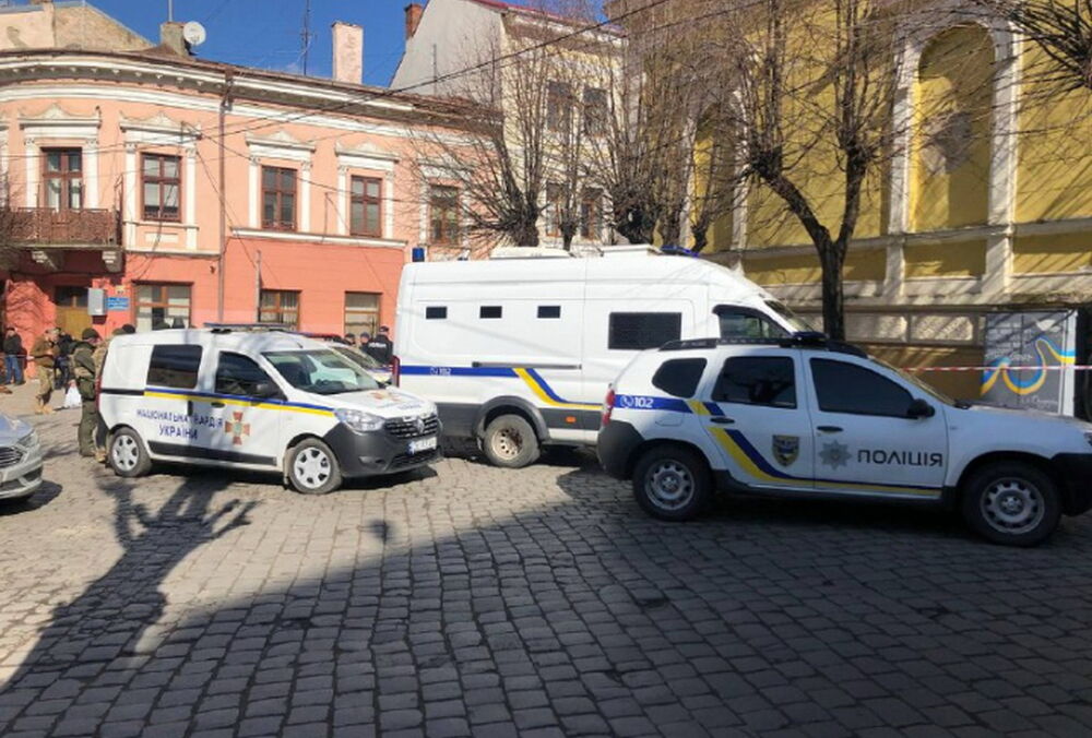 В Черновцах мужчина пытался пройти в суд с гранатой: видео