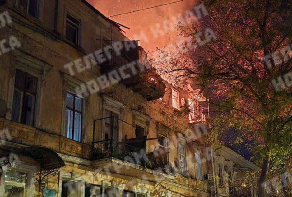Одесса под массированной атакой дронов: в городе горят дома, поврежден трубопровод теплоснабжения (кадры)