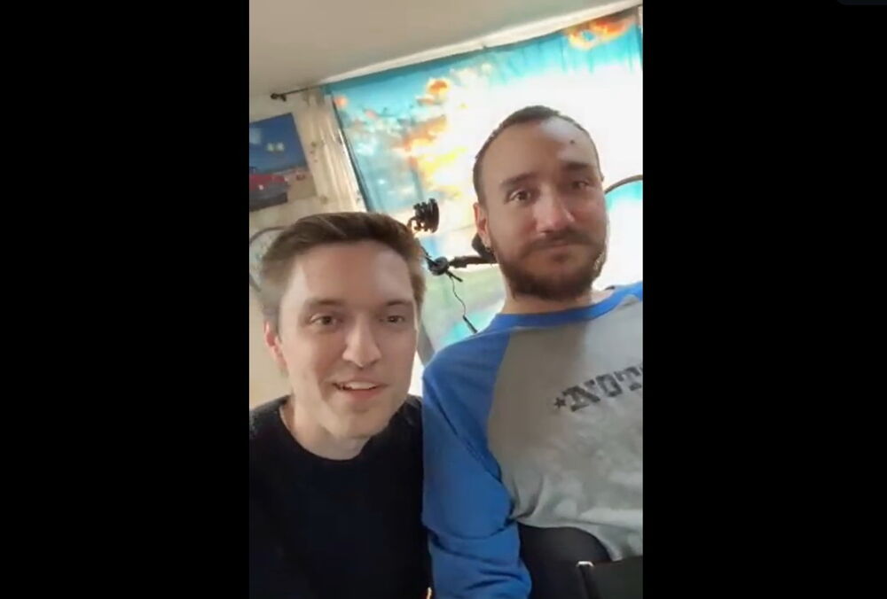 Перший пацієнт із чіпом Neuralink у мозку показав, як силою думки грає у шахи: відео