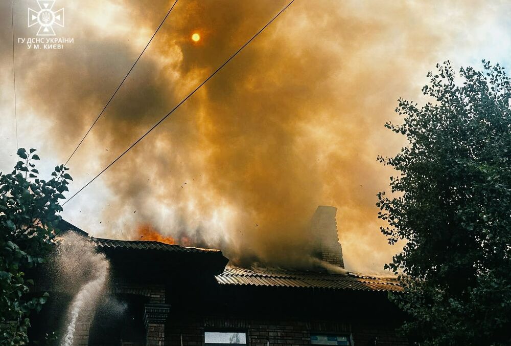В центре Киева загорелся жилой дом