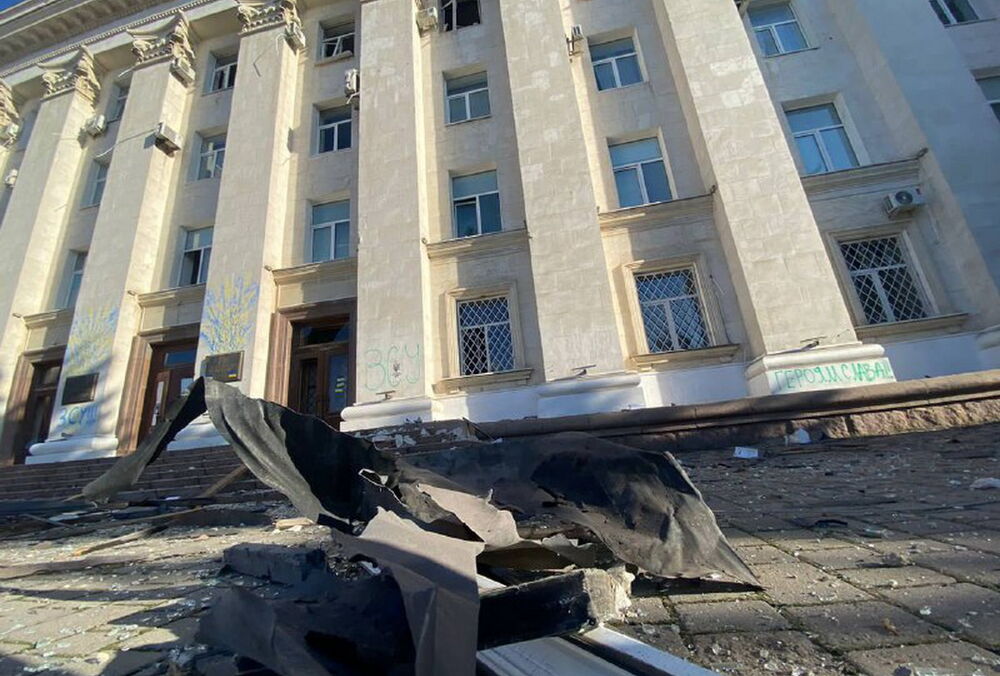 Окупанти обстріляли будівлю Херсонської ОВА, пошкоджено два поверхи: фото