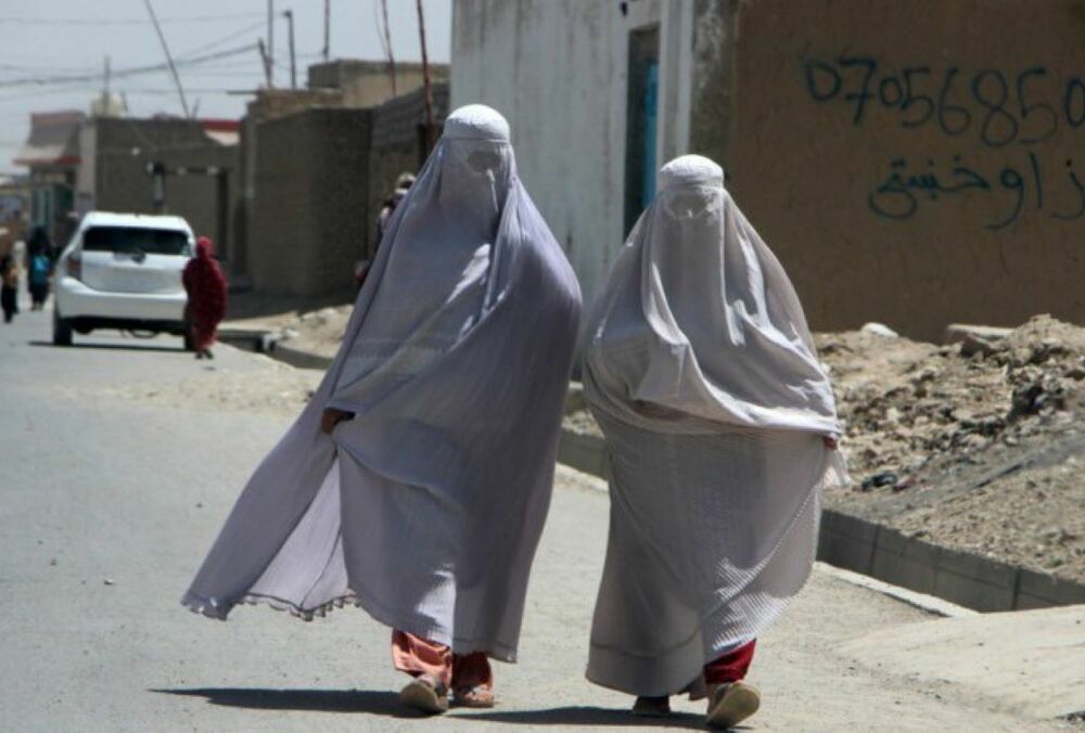 В Афганистане талибы запретили женщинам разговаривать в общественных местах