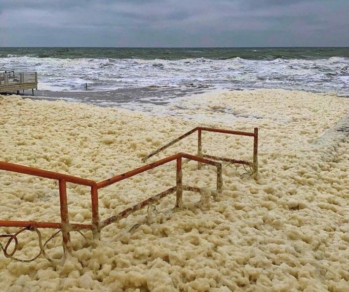 Туризм в Україні: пляжі Азовського моря вкрилися піною Туризм в Україні: пляжі Азовського моря вкрилися піною