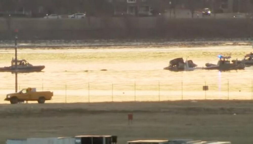 З річки Потомак, куди після зіткнення впали літак і гелікоптер, дістали 30 тіл: живих немає З річки Потомак, куди після зіткнення впали літак і гелікоптер, дістали 30 тіл: живих немає