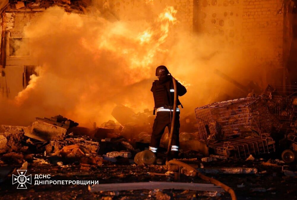 Росіяни масовано обстріляли ракетами та дронами Дніпропетровську область: кадри наслідків