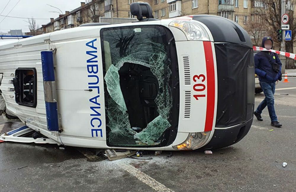 У Києві перекинувся автомобіль швидкої допомоги