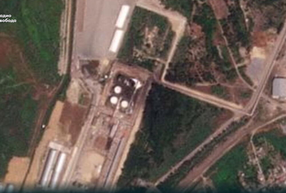 Пожар на нефтебазе в Азове тушили три дня - выгорела половина емкостей с топливом: спутниковые фото
