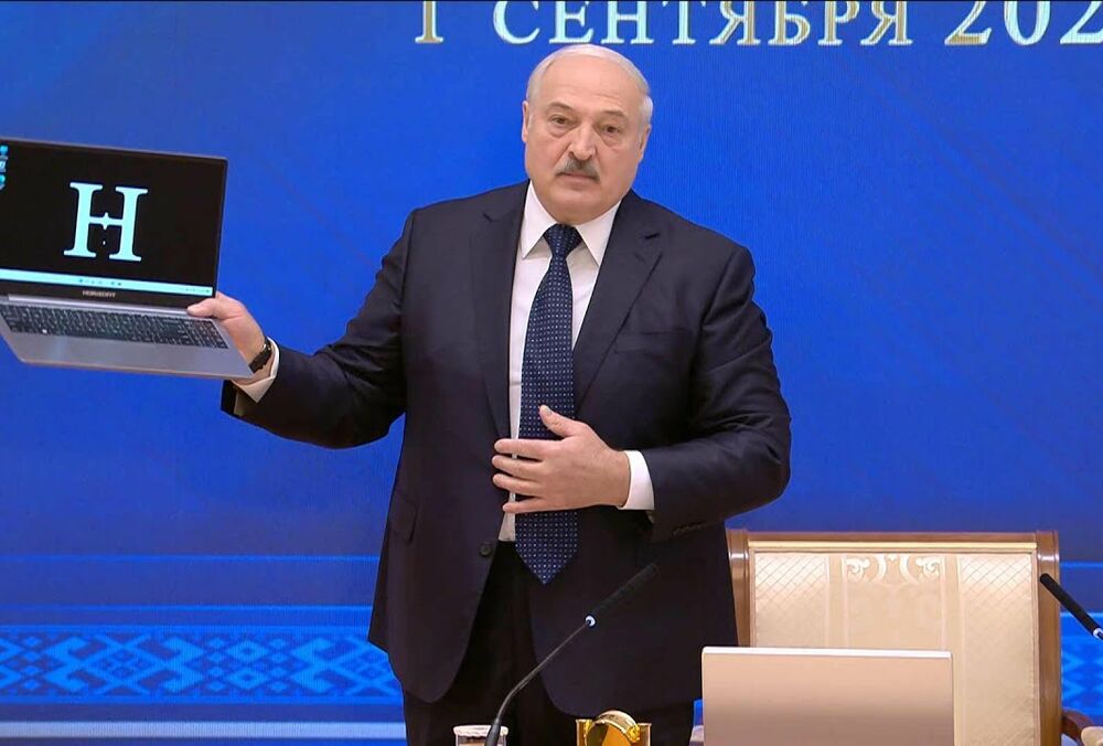 Лукашенко посмешил ”первым белорусским компьютером”: белорусского там только 12%