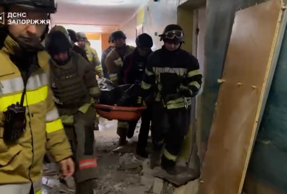 Из-под завалов в Запорожье достали тело человека: спасатели ищут еще одного