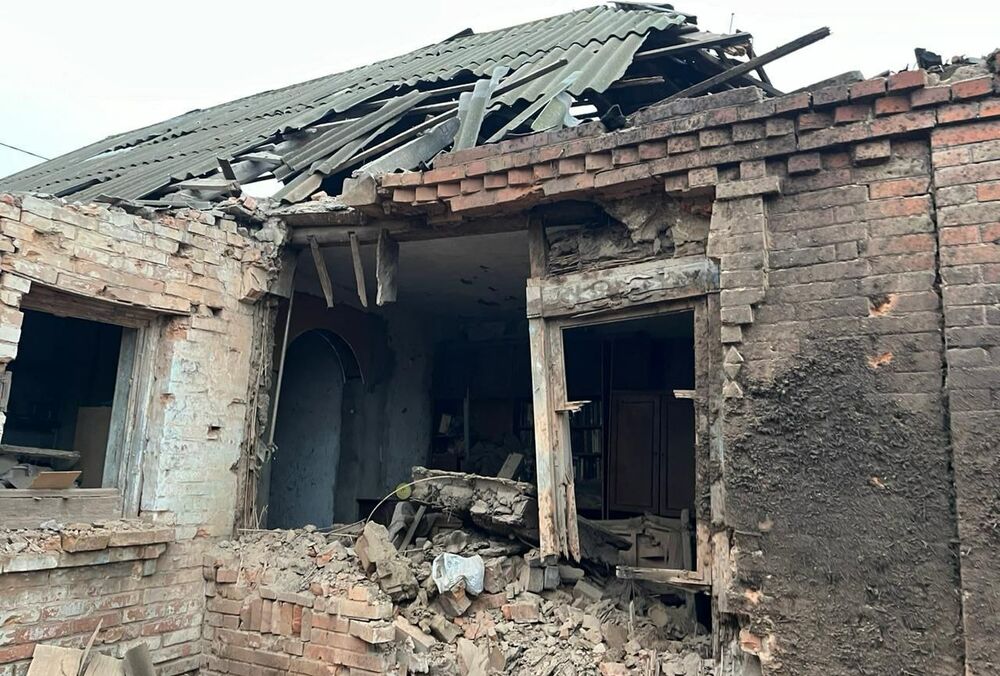 Из-за артиллерийского удара по Никополю ранены двое молодых парней