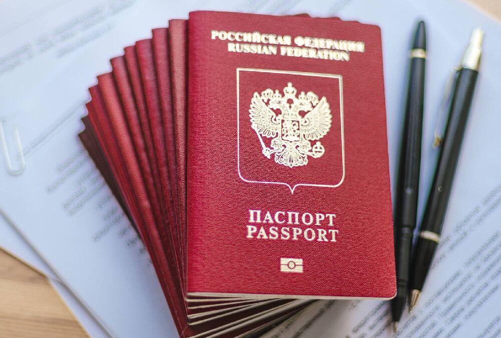 Исследователи: захватчики вынуждают украинцев на оккупированных территориях принимать российское гражданство  Исследователи: захватчики вынуждают украинцев на оккупированных территориях принимать российское гражданство