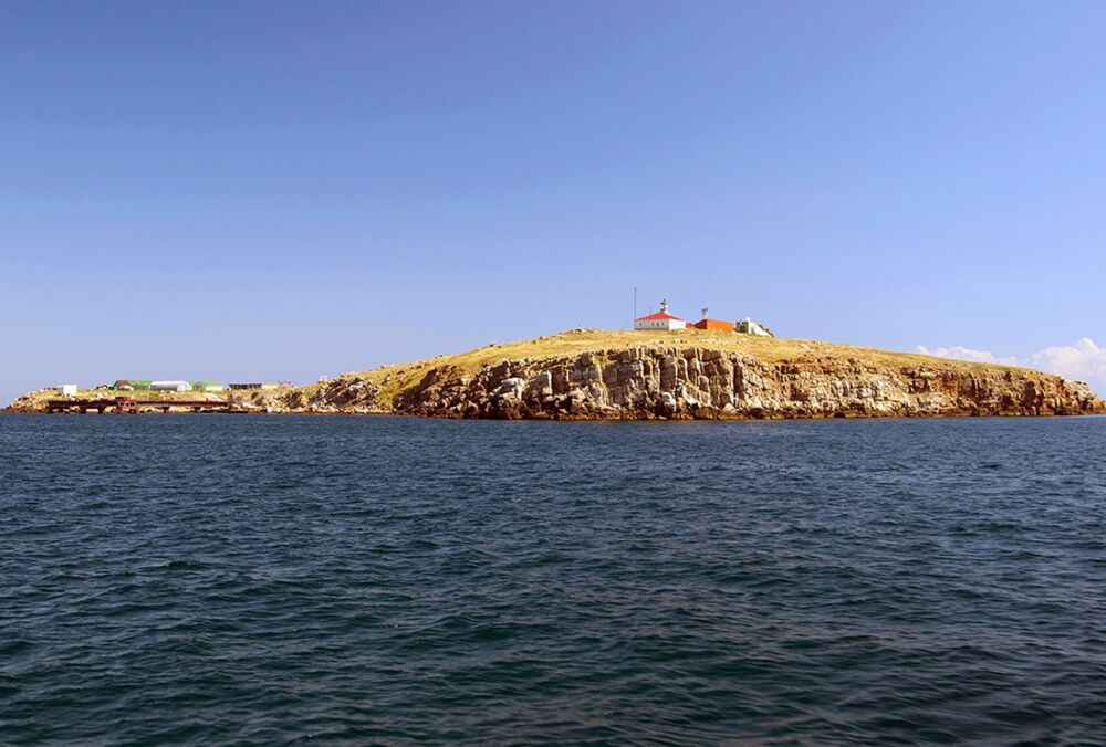 Ночью оккупанты сбросили две бомбы на остров Змеиный