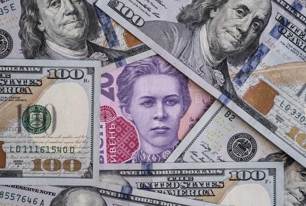 Будет влиять линия фронта: экономист предупредил о дальнейшем падении гривны