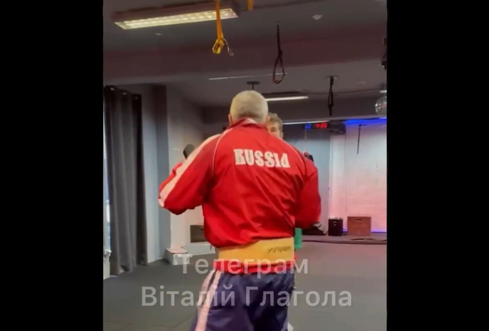 Глава Закарпатской федерации легкой атлетики тренируется в форме с надписью ”Россия” Глава Закарпатской федерации легкой атлетики тренируется в форме с надписью ”Россия”