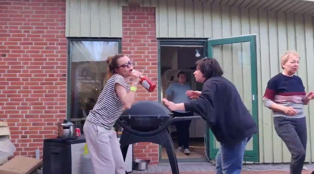 Біженці з Харкова в Данії влаштували вечірку у супроводі російської попси