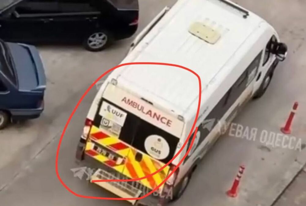 В Одесі люди у формі заштовхали чоловіка до реанімобіля, який має бути на передовій