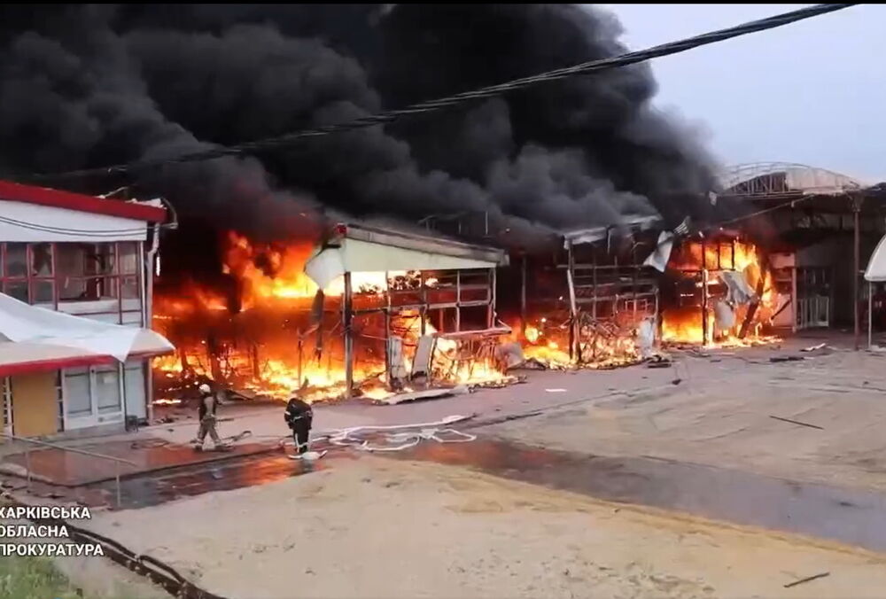 В Харькове на рынке ”Барабашово” огнем повреждены около 90 торговых точек, 20 - сгорели