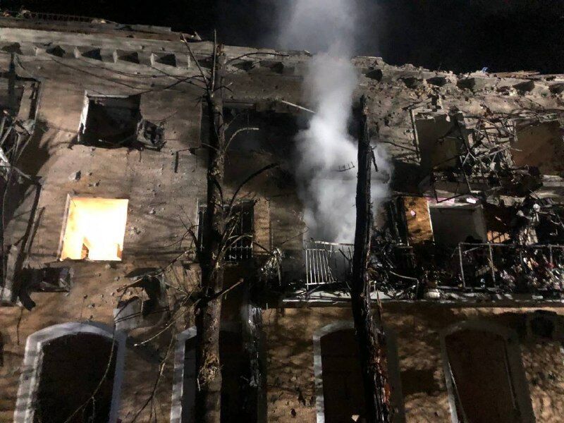 Россияне обстреляли жилой дом в Запорожье: есть погибший, 9 раненых