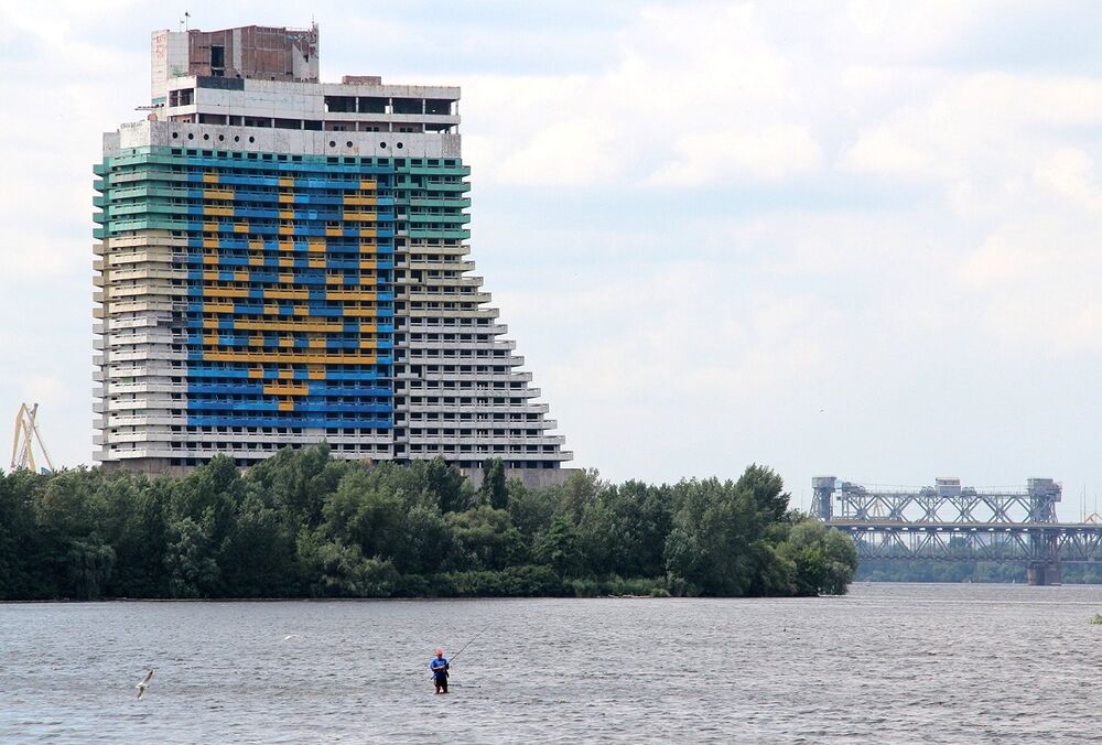 В Днепре готовятся снести недостроенную гостиницу ”Парус” 