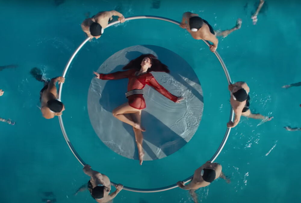 Таня Муиньо сняла эффектный клип для Дуа Липы: видео