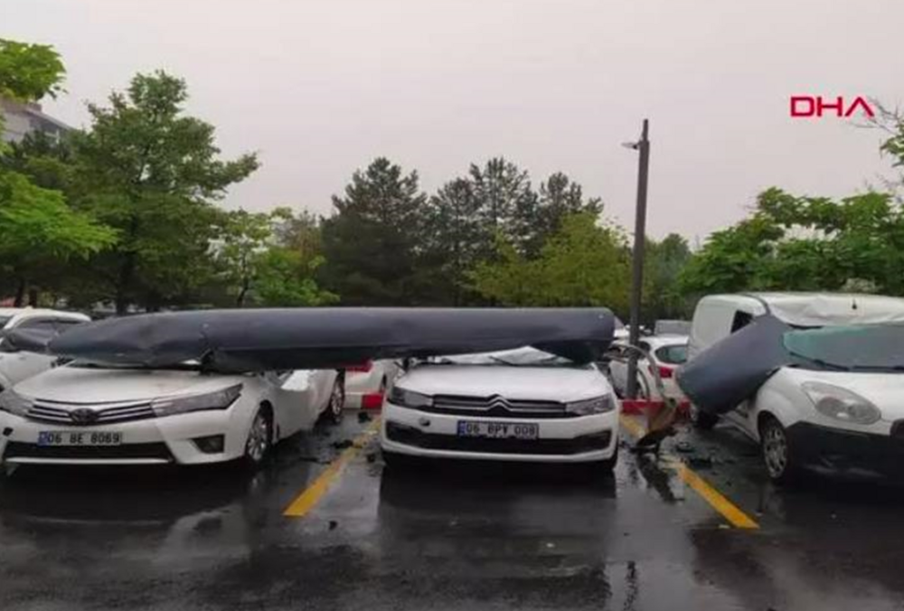 У Туреччині на автомобілі впав шматок винищувача