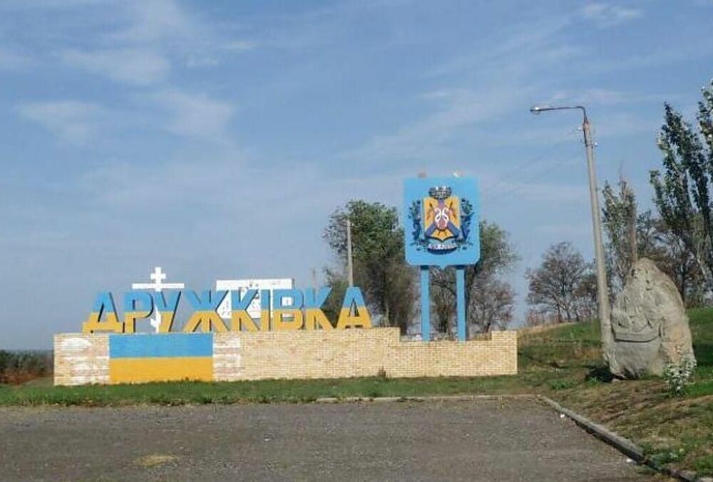 Росія обстріляла Дружківку касетними боєприпасами: поранено журналіста, загинув військовий