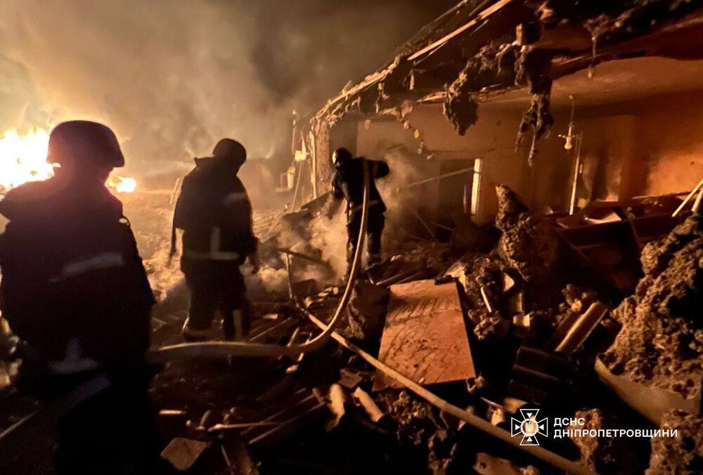 Рятувальники показали наслідки російського обстрілу Дніпропетровської області