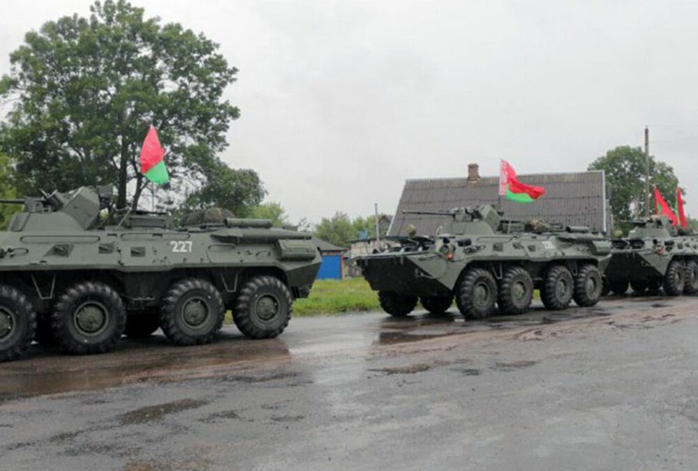 Лукашенко забирає військову техніку в білоруських підрозділів і передає Росії, - ЗМІ