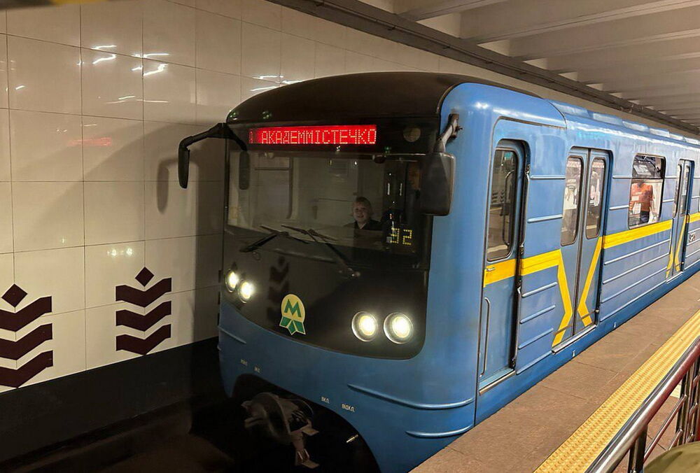 В столичном метро пассажир попал под поезд