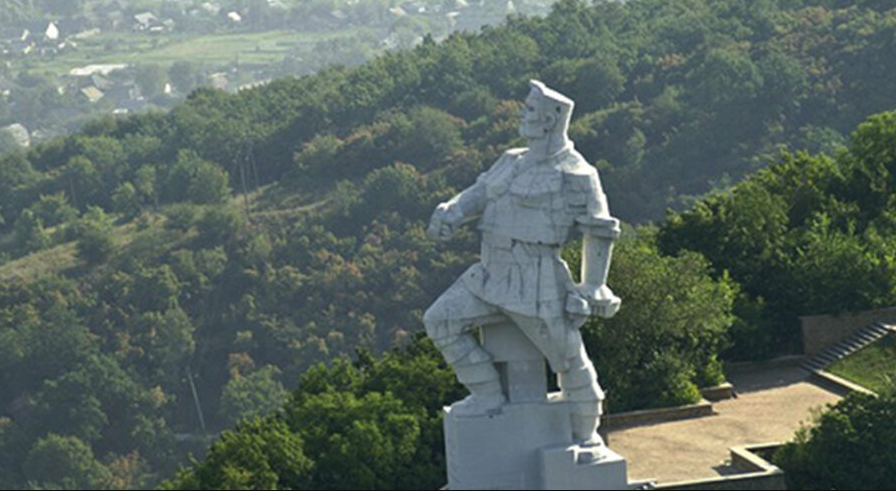 На памятнике Артему в оккупированном Святогорске бойцы ВСУ установили флаг Украины