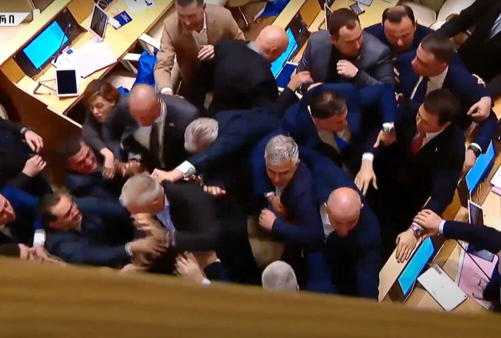 У парламенті Грузії, де розглядають законопроект ”про іноагентів”, сталася масова бійка: відео