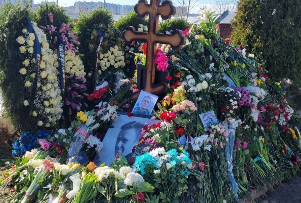 В России торгуют землей с могилы Навального: фото