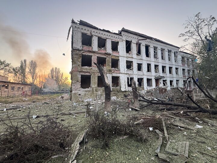 Россия сбросила ФАБы на многоэтажку в Константиновке: под завалами ищут людей