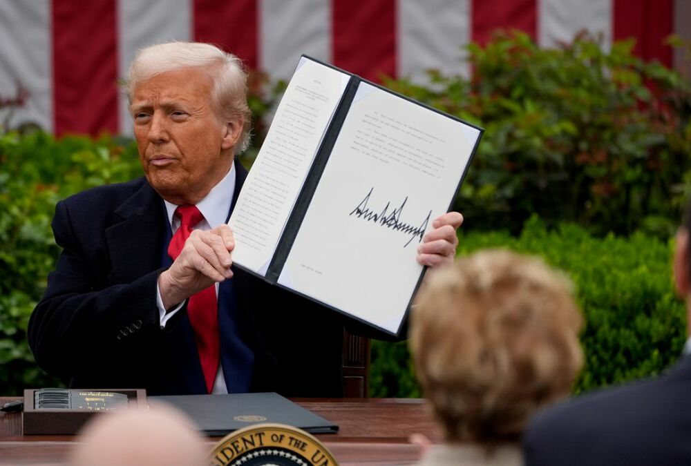 Трамп поднял пошлины на товары из Китая до 145%